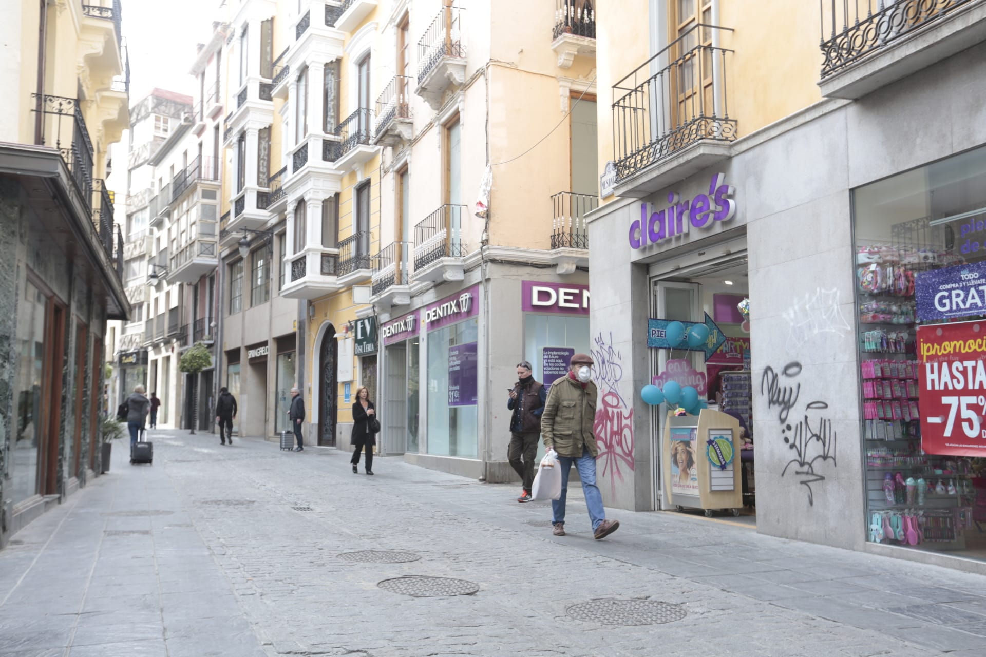 Las calles de Granada y los monumentos, con mucha menos gente de lo habitual