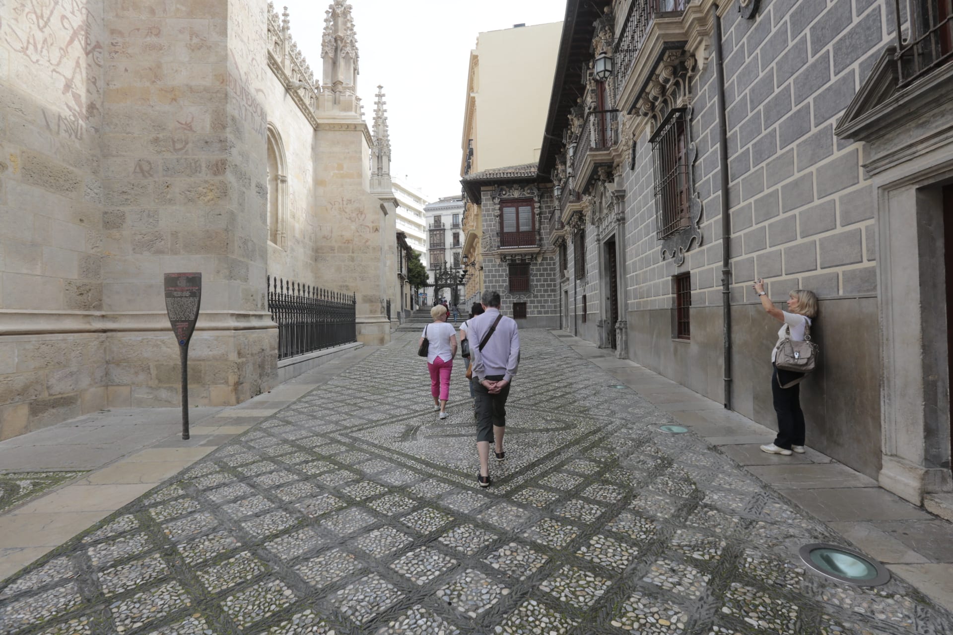 Las calles de Granada y los monumentos, con mucha menos gente de lo habitual