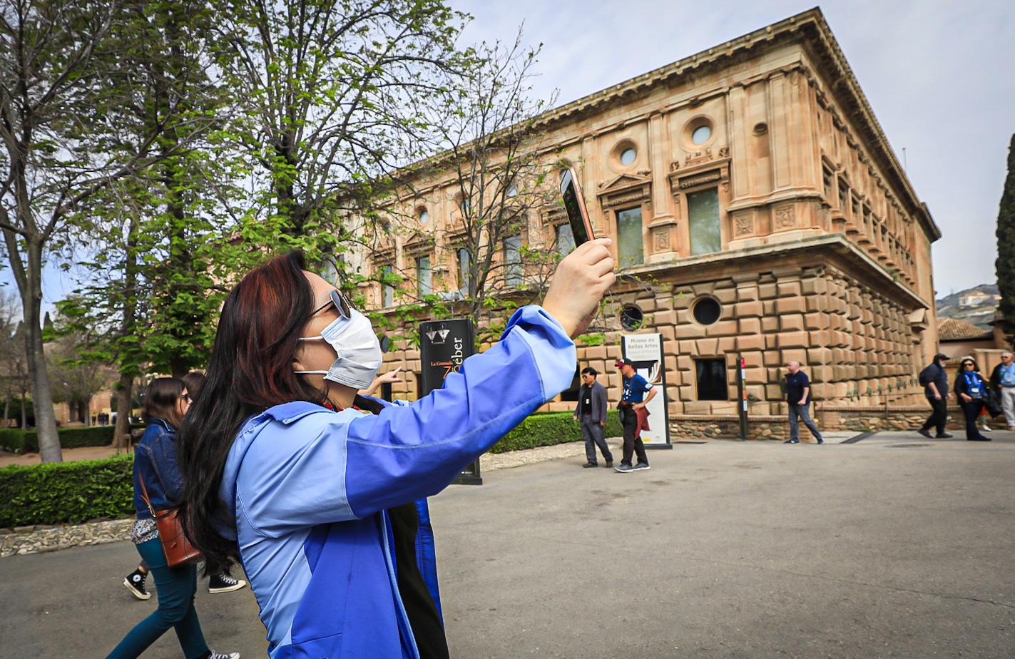 Las calles de Granada y los monumentos, con mucha menos gente de lo habitual