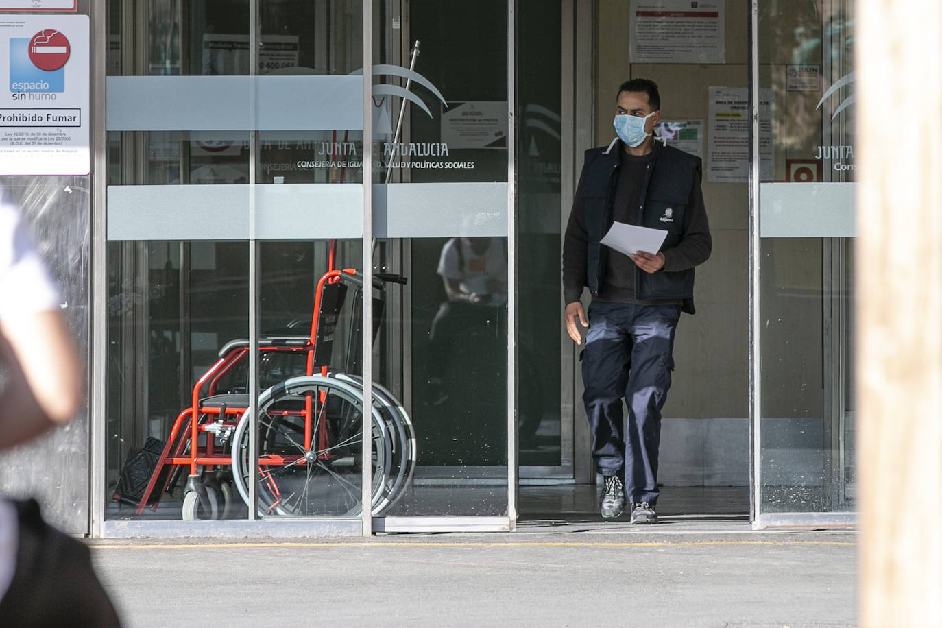 Un usuario del hospital Virgen de las Nieves sale con mascarilla de las urgencias del centro sanitario. 