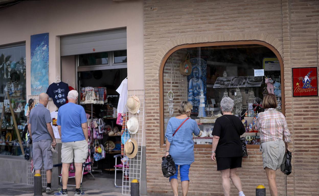 Muchos negocios comtinuaban abiertos ayer por la mañana en Almuñécar.