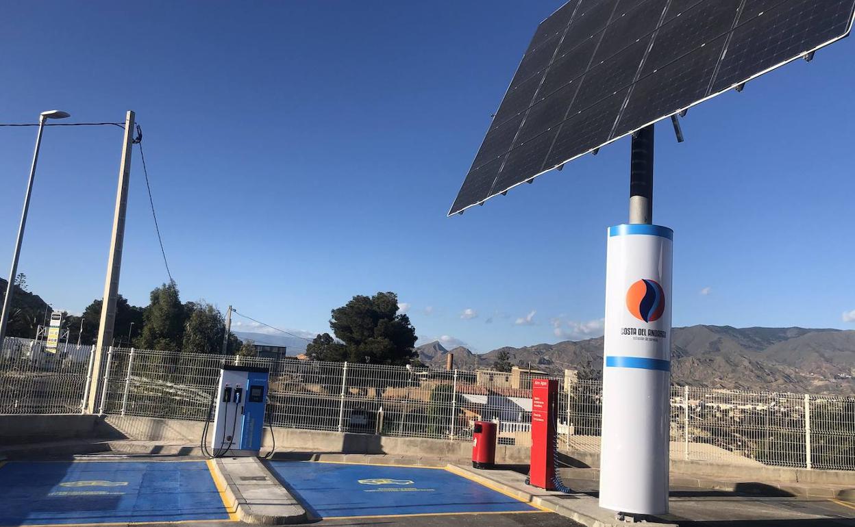 El primer punto de recarga para vehículos eléctricos con energía solar, en una gasolinera de Huércal