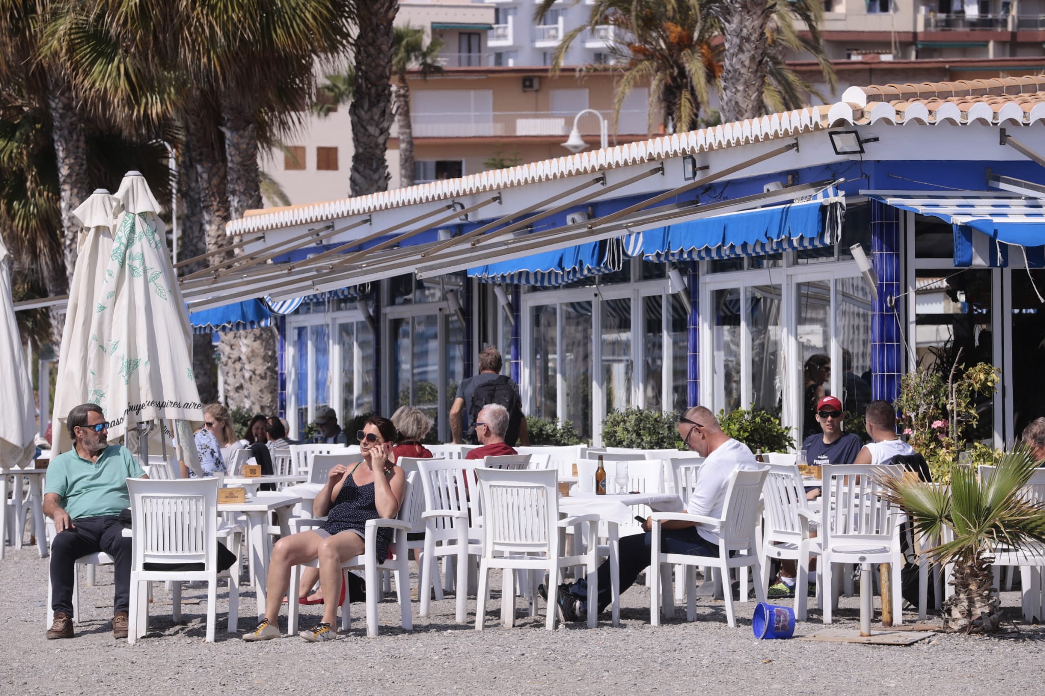 Fotos: Gente en los chiringuitos de la Costa de Granada pese al cierre de playas