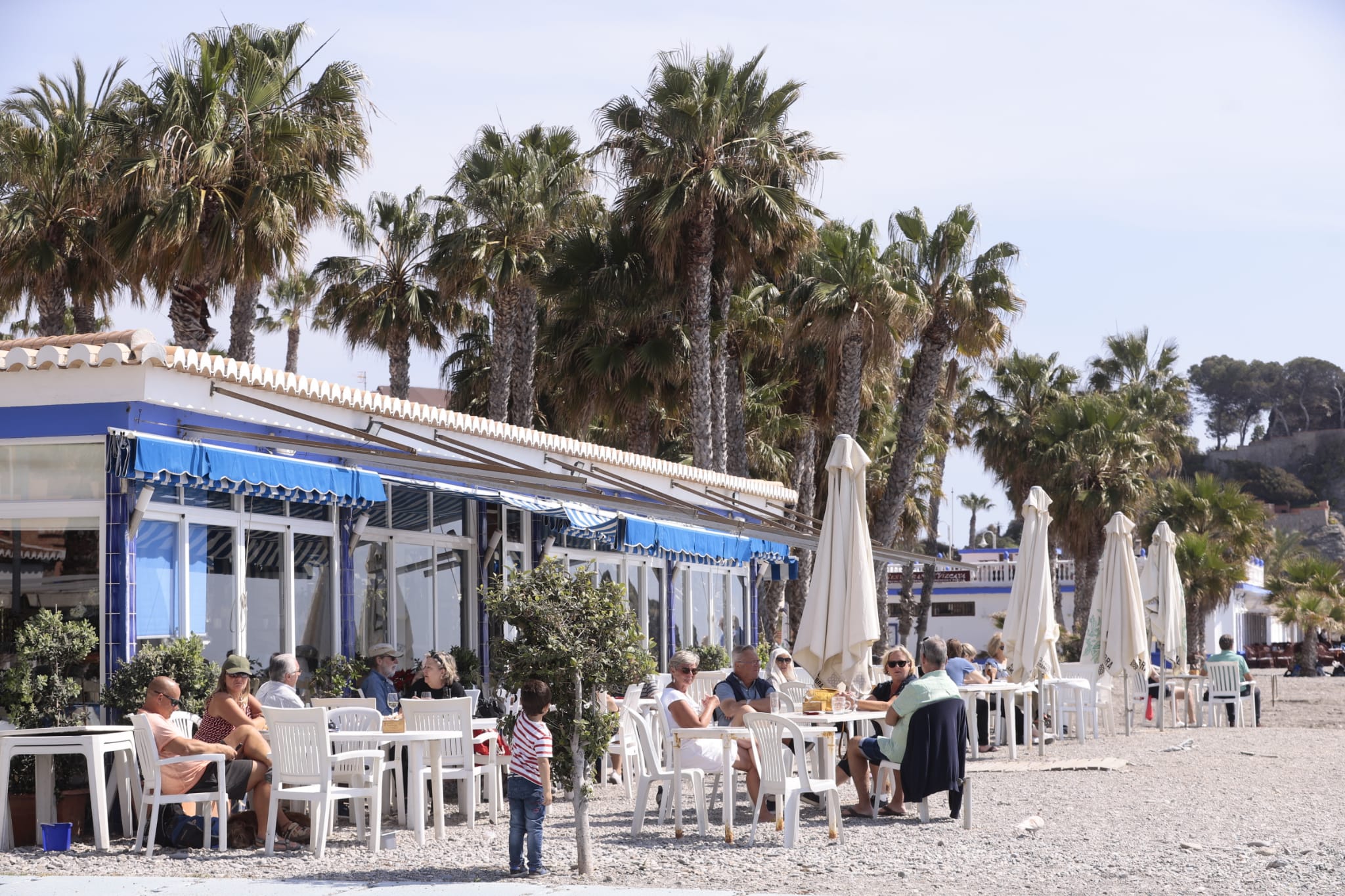 Fotos: Gente en los chiringuitos de la Costa de Granada pese al cierre de playas