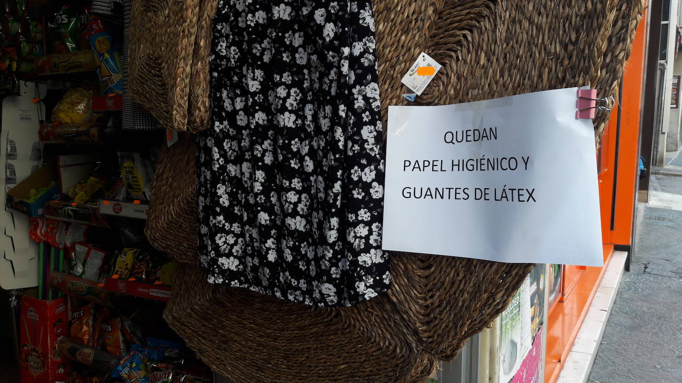 En alguna plaza, mesas y sillas de bares montadas. Y pocos, muy pocos, sin embargo, en la calle y casi ninguno sentado en las terrazas