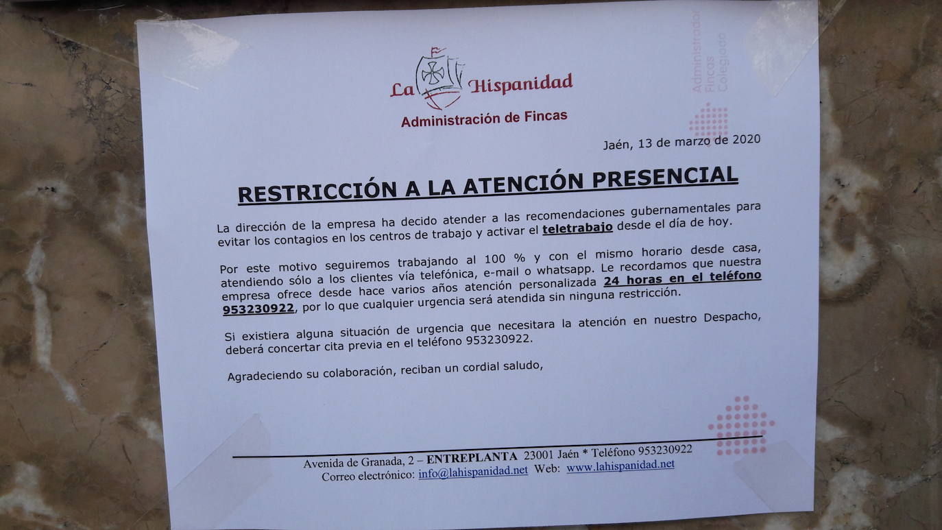 En alguna plaza, mesas y sillas de bares montadas. Y pocos, muy pocos, sin embargo, en la calle y casi ninguno sentado en las terrazas