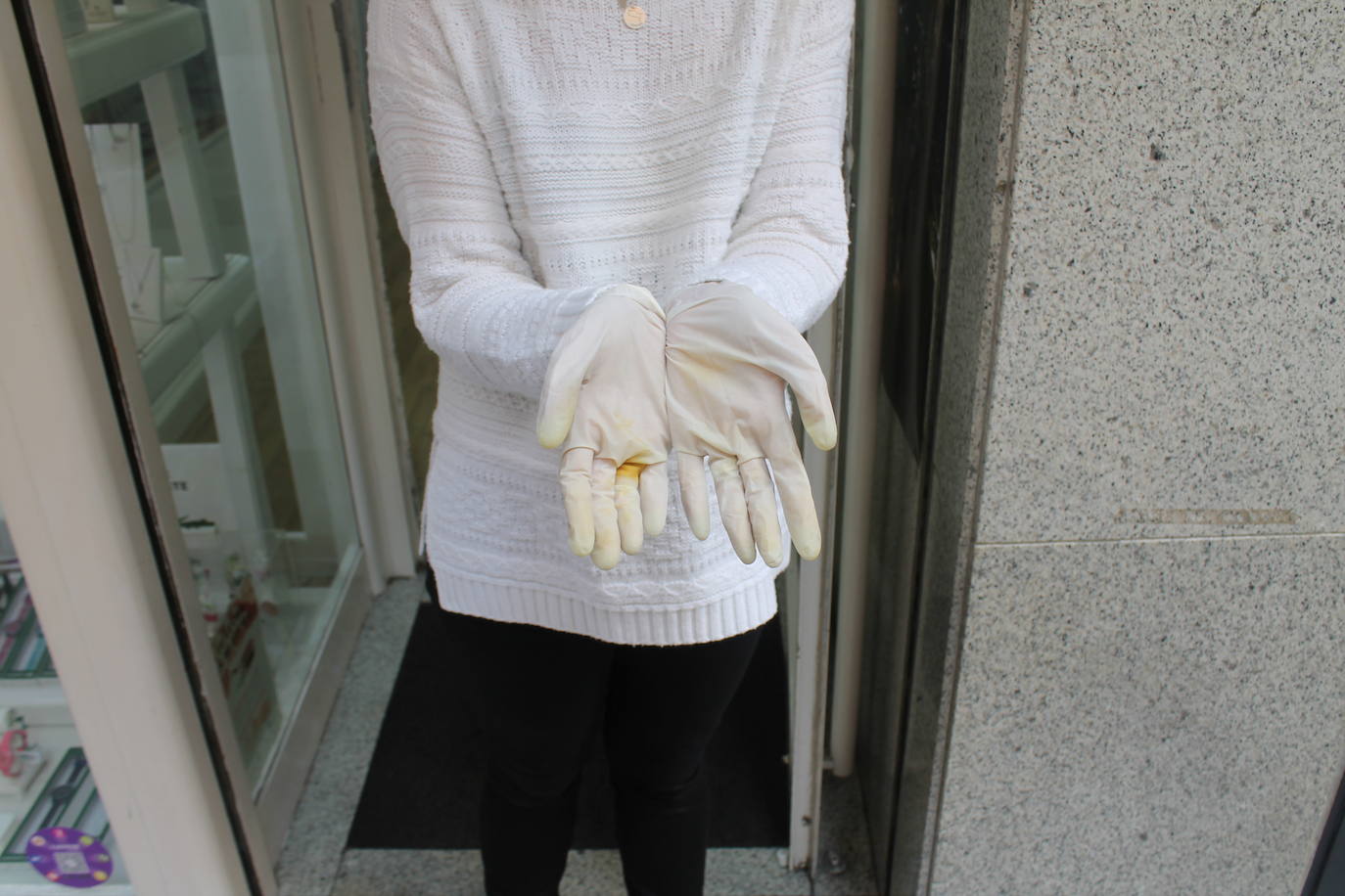 En alguna plaza, mesas y sillas de bares montadas. Y pocos, muy pocos, sin embargo, en la calle y casi ninguno sentado en las terrazas