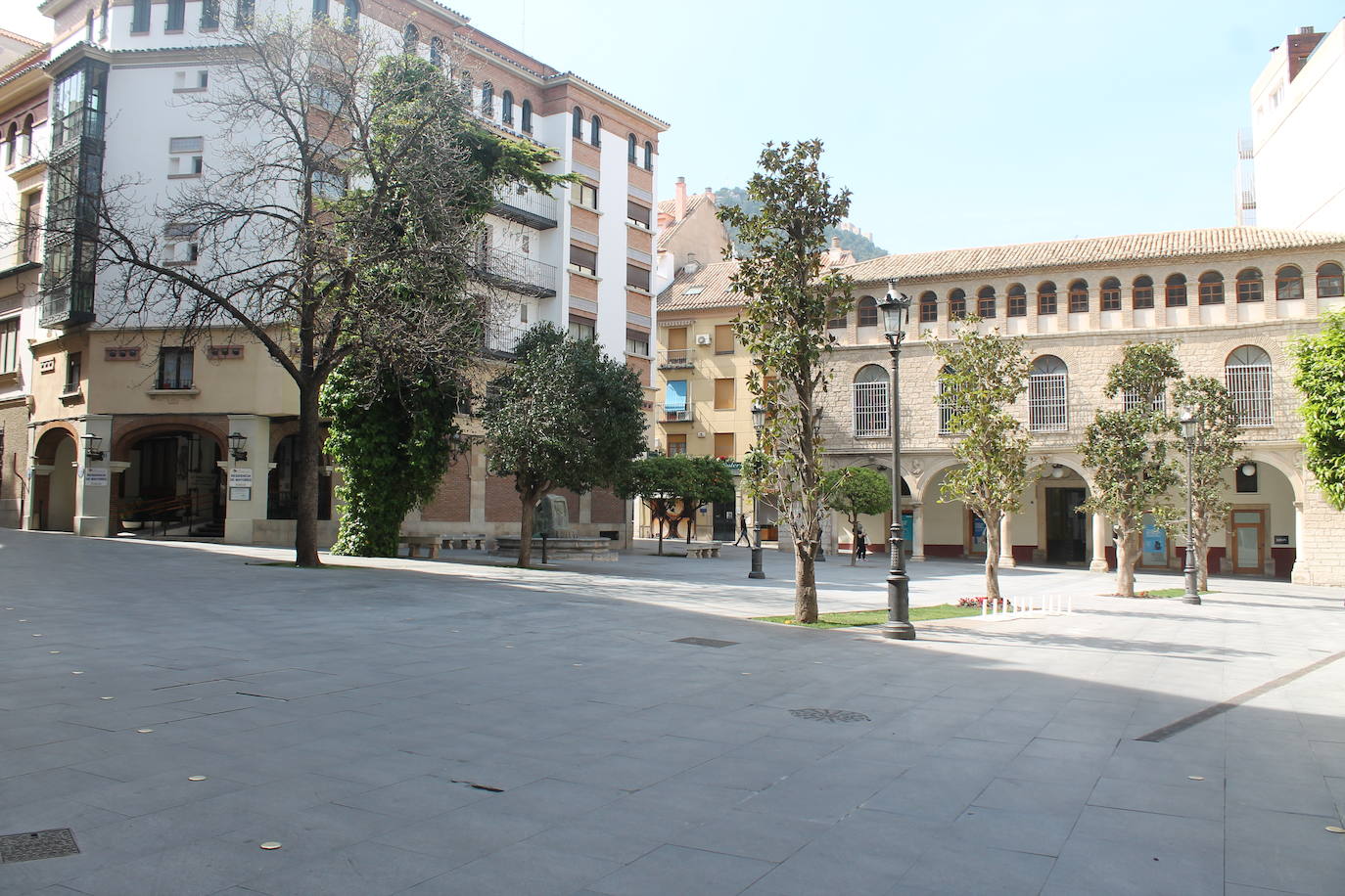 En alguna plaza, mesas y sillas de bares montadas. Y pocos, muy pocos, sin embargo, en la calle y casi ninguno sentado en las terrazas
