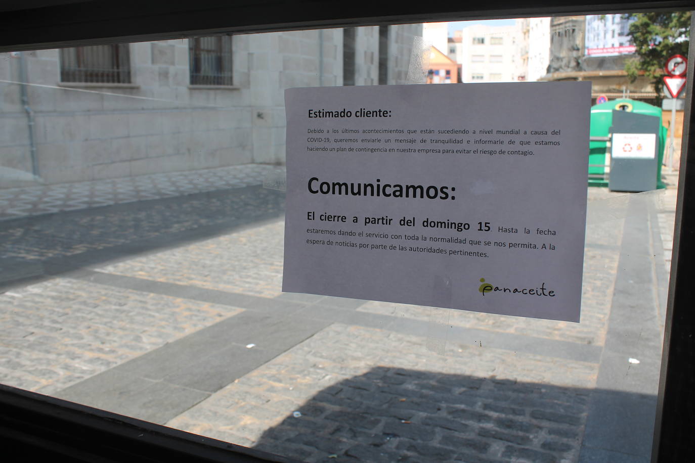 En alguna plaza, mesas y sillas de bares montadas. Y pocos, muy pocos, sin embargo, en la calle y casi ninguno sentado en las terrazas