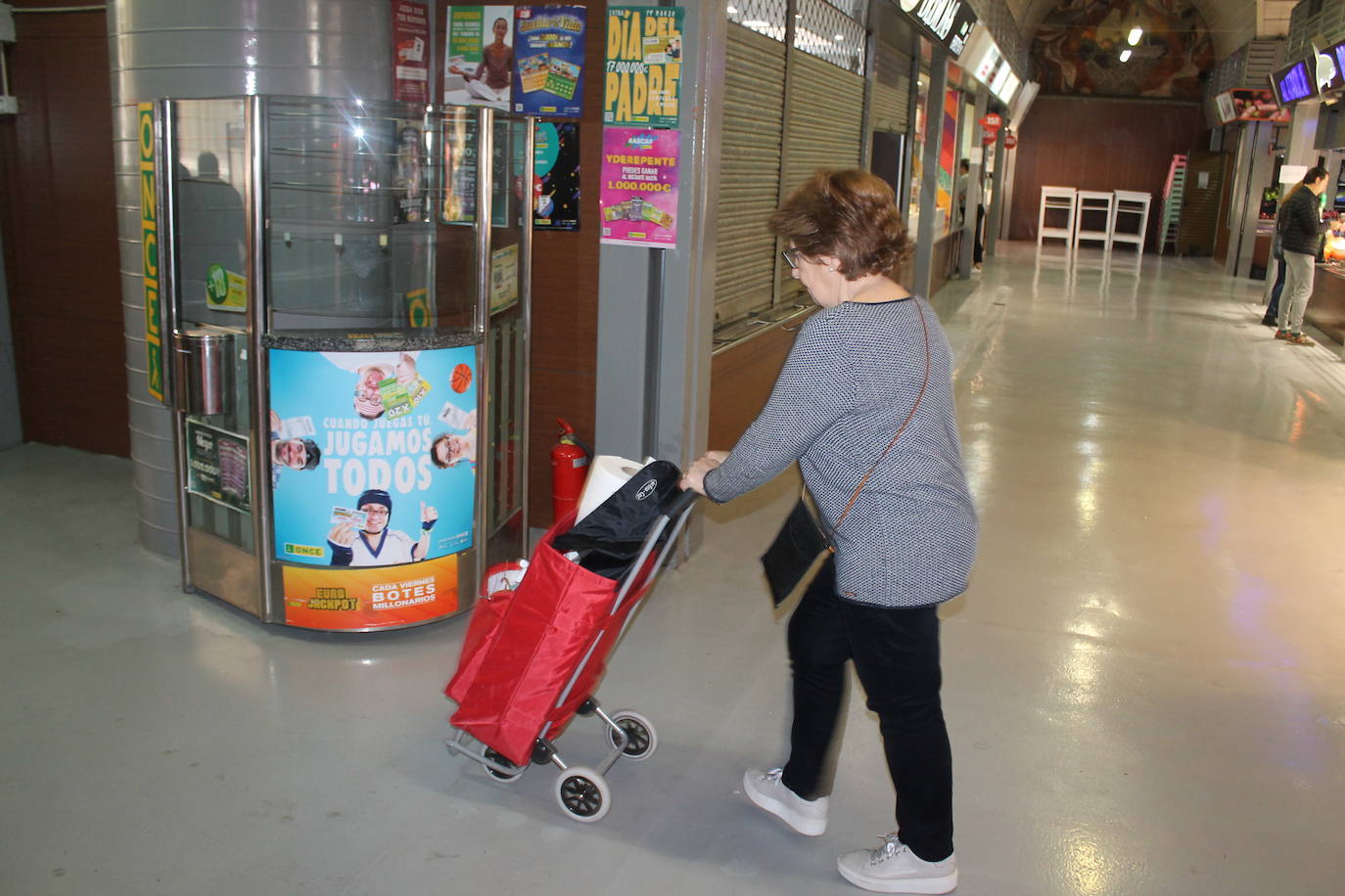 En alguna plaza, mesas y sillas de bares montadas. Y pocos, muy pocos, sin embargo, en la calle y casi ninguno sentado en las terrazas