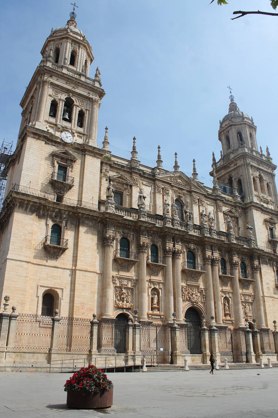 En alguna plaza, mesas y sillas de bares montadas. Y pocos, muy pocos, sin embargo, en la calle y casi ninguno sentado en las terrazas