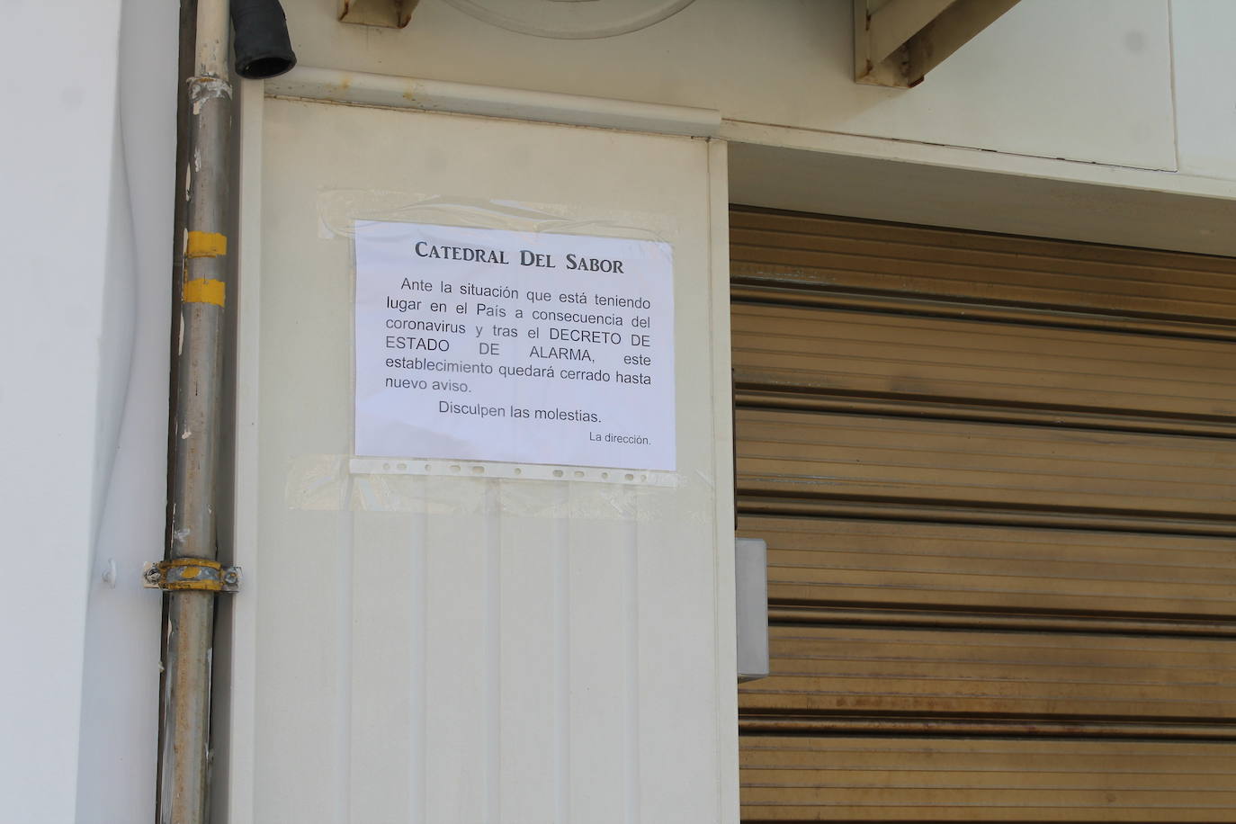 En alguna plaza, mesas y sillas de bares montadas. Y pocos, muy pocos, sin embargo, en la calle y casi ninguno sentado en las terrazas