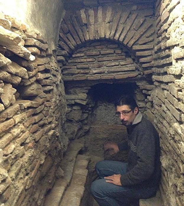 Darro Turbio, en la plaza Siloé, con el arqueólogo Santiago Pecete.