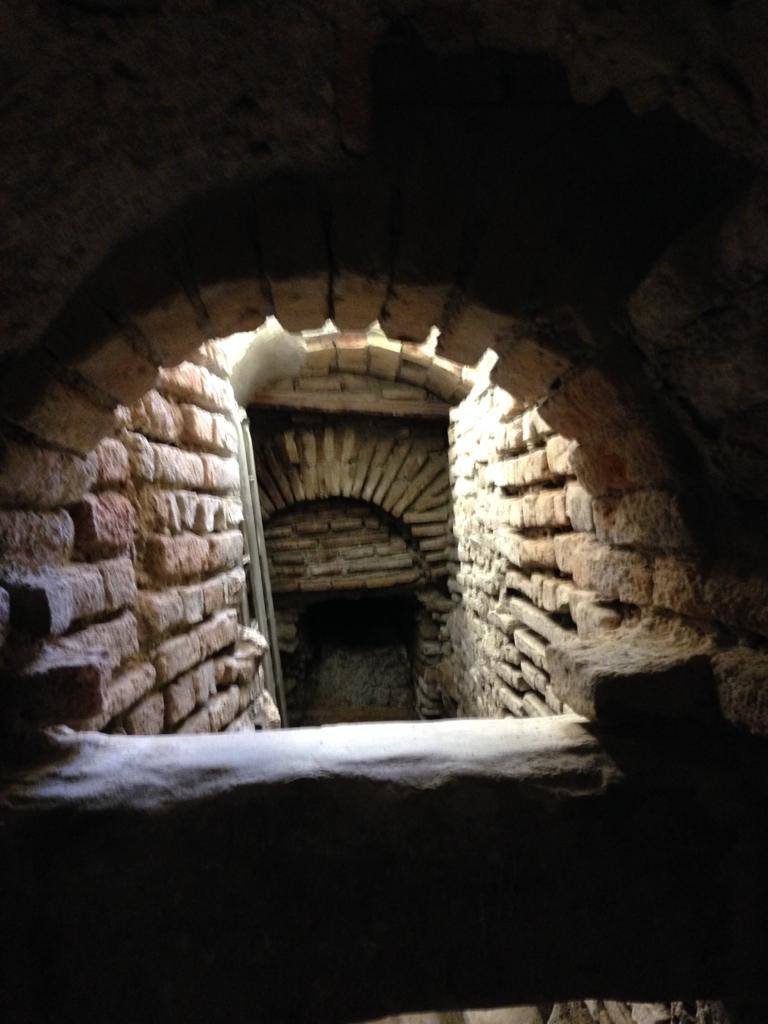 Detalle de las bóvedas y arcos de ladrillo de la cloaca del Darro Turbio.