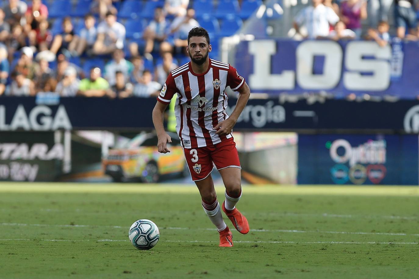 Iván Martos, una pieza clave en la UDA, renueva como rojiblanco hasta 2024. 