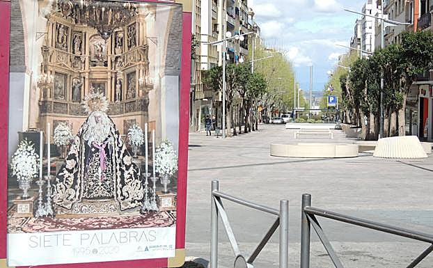 Aspecto que ayer presentaba por la mañana la calle Roldán y Marín. 