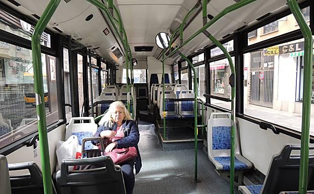 Autobús que une el centro de Jaén y Puente Tablas, ayer. 