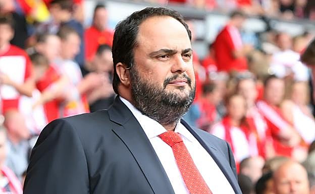 Evangelos Marinakis, propietario del Olympiakos, presencia un partido. 