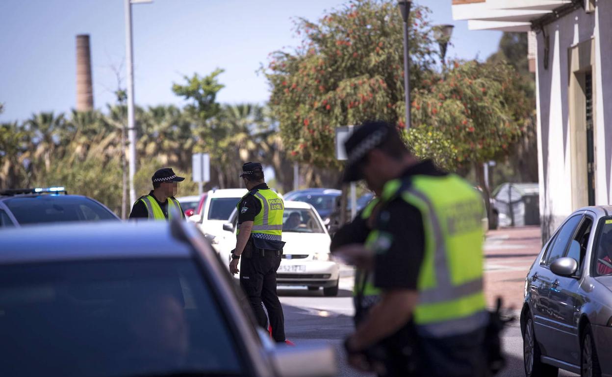 Policía local de Motril, realizando controles en una imagen de archivo.