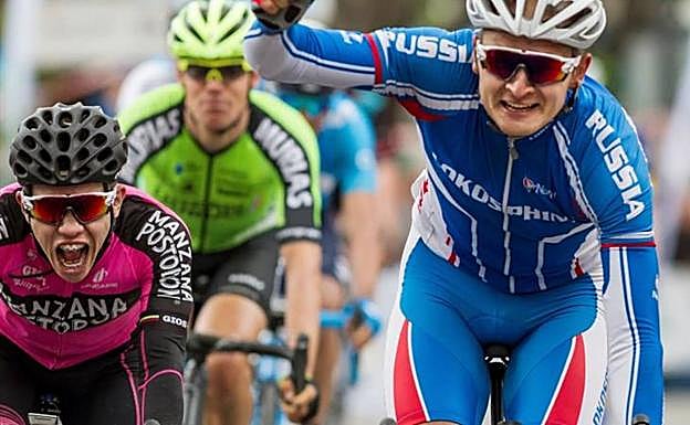 El ciclista ruso Strakhov, en el sprint final. 
