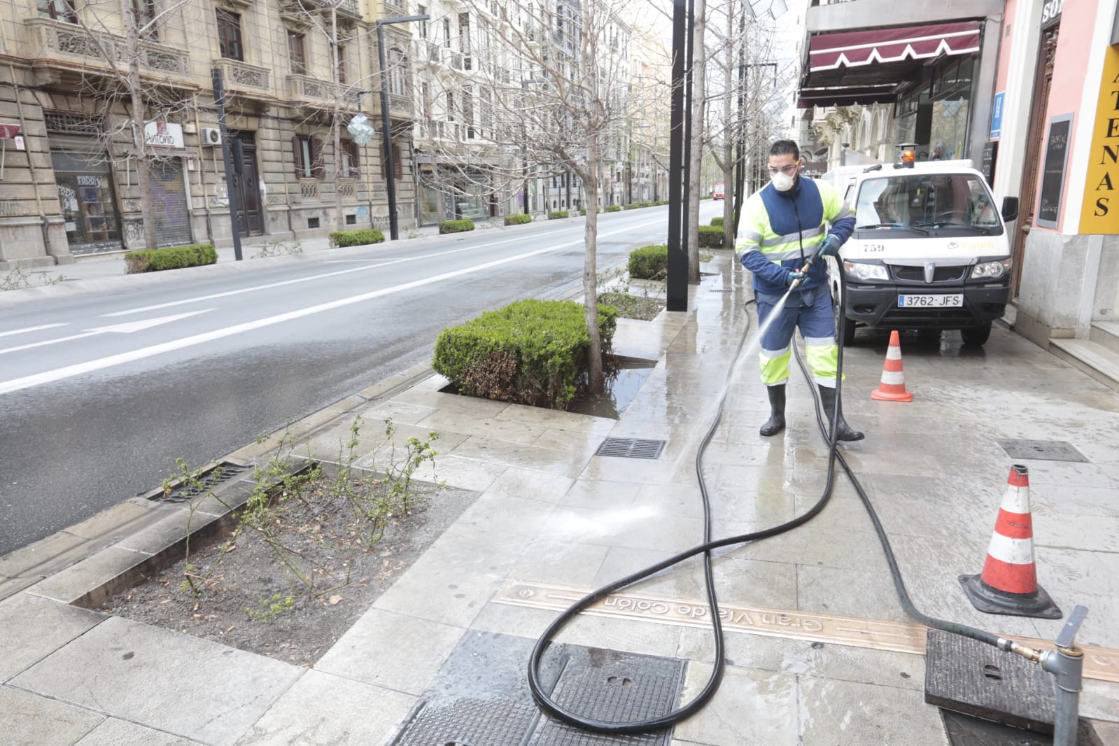 Calles vacías, vagones de metro sin apenas personas y autobuses con menos afluencia que nunca. Así está la ciudad de Granada tras el confinamiento declarado por el estado de alarma
