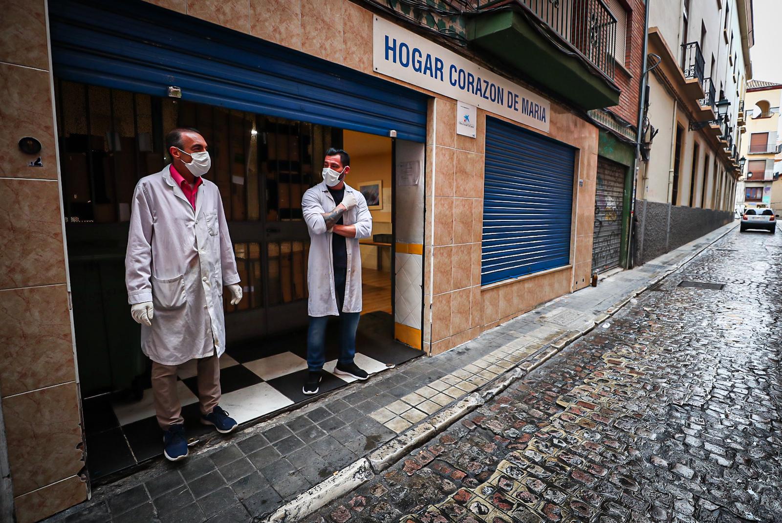 Calles vacías, vagones de metro sin apenas personas y autobuses con menos afluencia que nunca. Así está la ciudad de Granada tras el confinamiento declarado por el estado de alarma