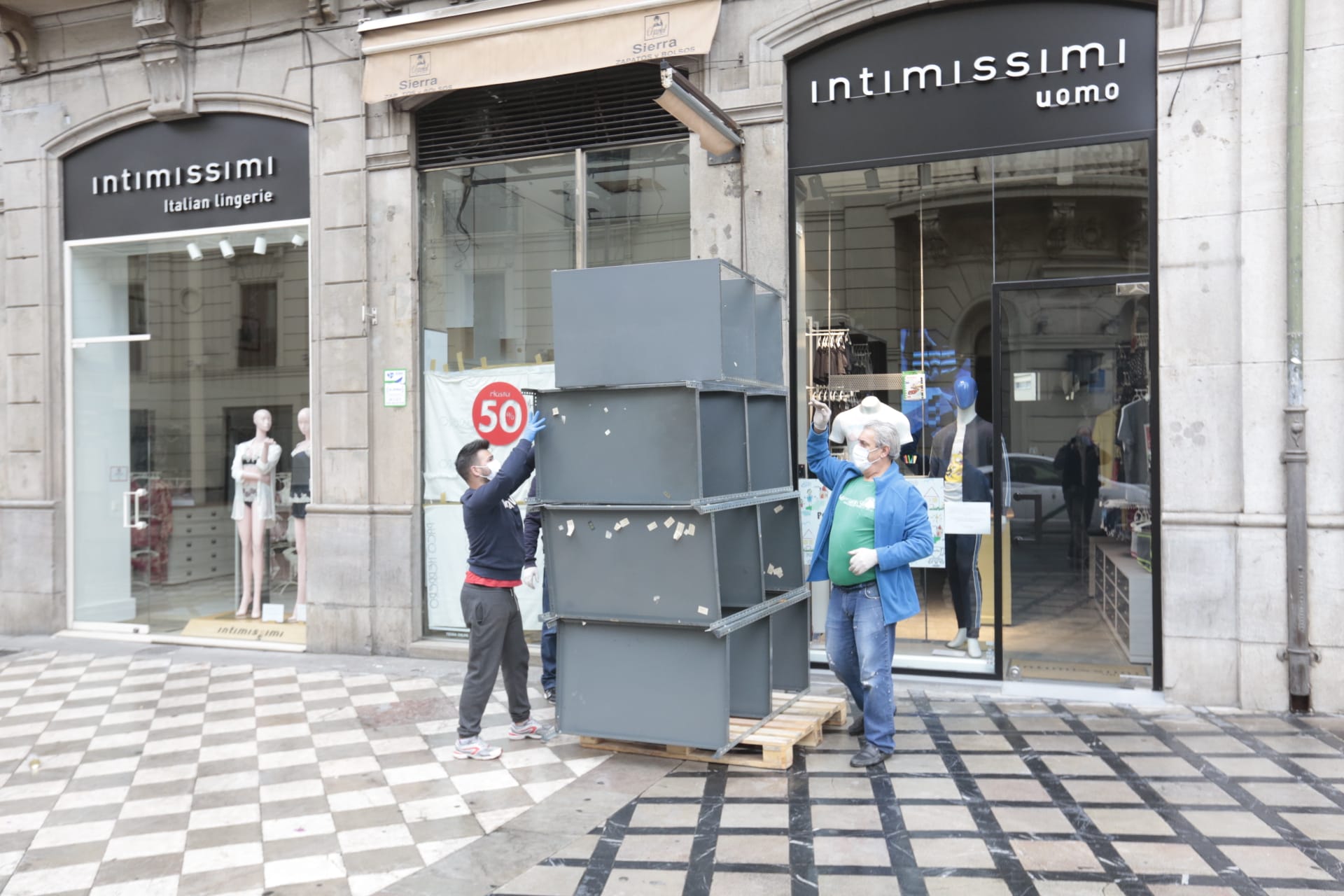 Calles vacías, vagones de metro sin apenas personas y autobuses con menos afluencia que nunca. Así está la ciudad de Granada tras el confinamiento declarado por el estado de alarma