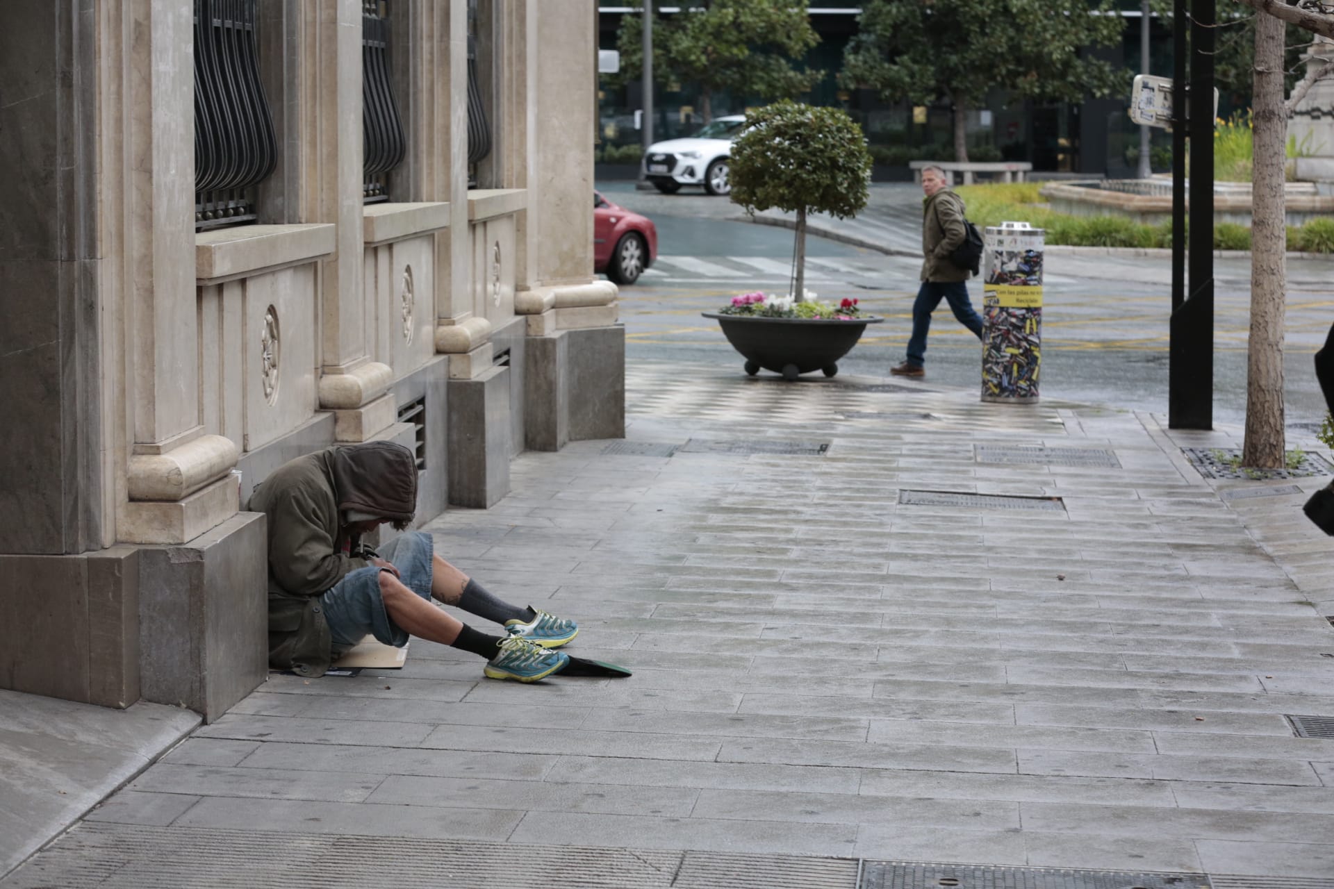 Calles vacías, vagones de metro sin apenas personas y autobuses con menos afluencia que nunca. Así está la ciudad de Granada tras el confinamiento declarado por el estado de alarma
