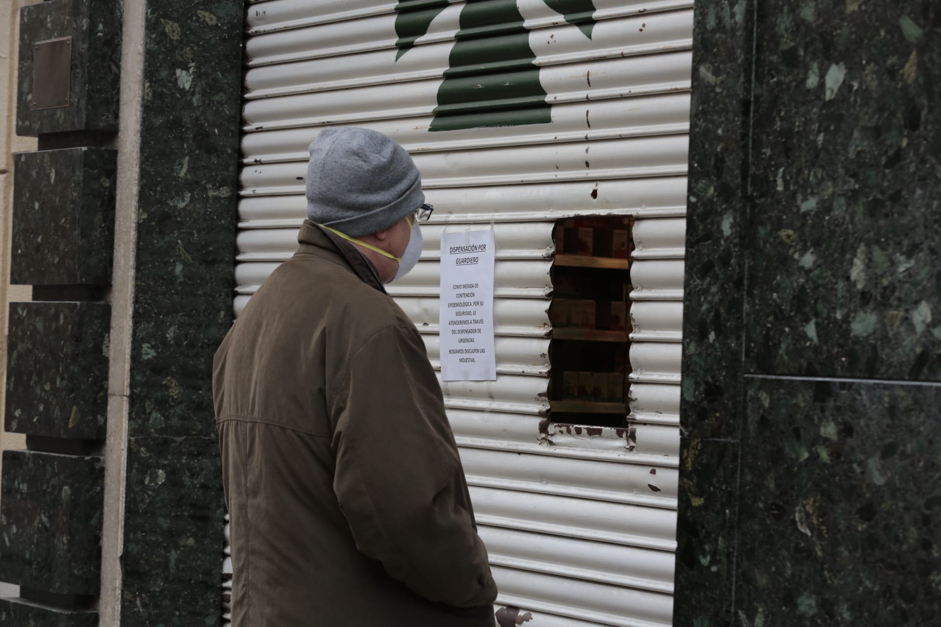 Calles vacías, vagones de metro sin apenas personas y autobuses con menos afluencia que nunca. Así está la ciudad de Granada tras el confinamiento declarado por el estado de alarma
