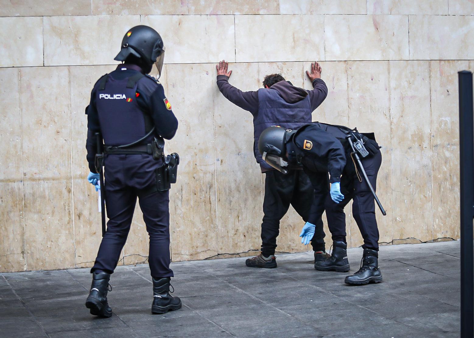 Calles vacías, vagones de metro sin apenas personas y autobuses con menos afluencia que nunca. Así está la ciudad de Granada tras el confinamiento declarado por el estado de alarma