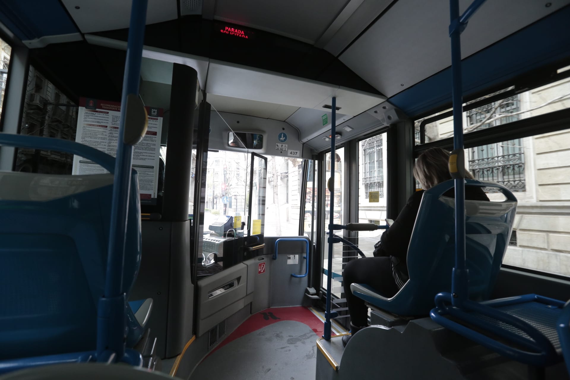 Calles vacías, vagones de metro sin apenas personas y autobuses con menos afluencia que nunca. Así está la ciudad de Granada tras el confinamiento declarado por el estado de alarma