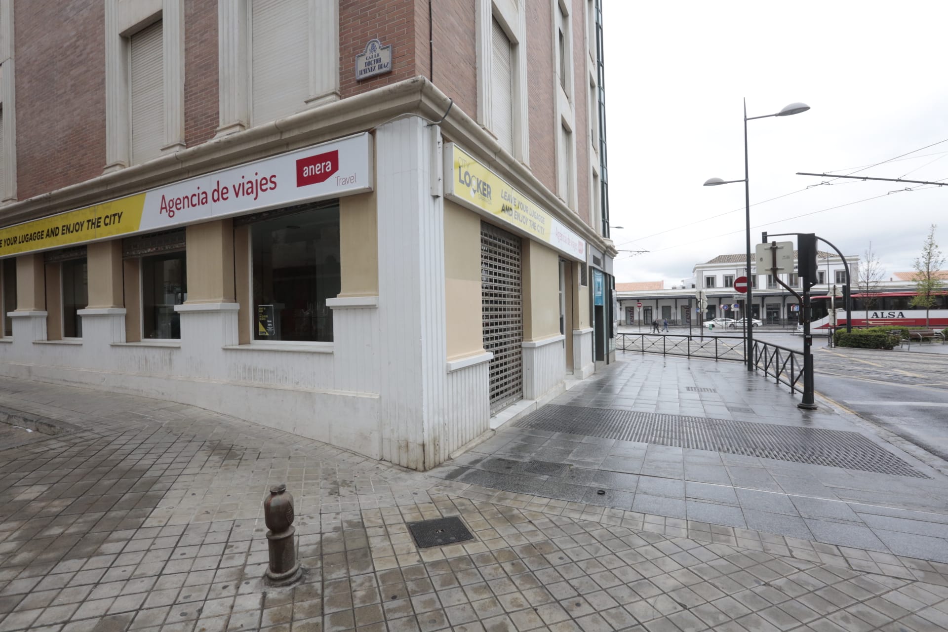 Calles vacías, vagones de metro sin apenas personas y autobuses con menos afluencia que nunca. Así está la ciudad de Granada tras el confinamiento declarado por el estado de alarma