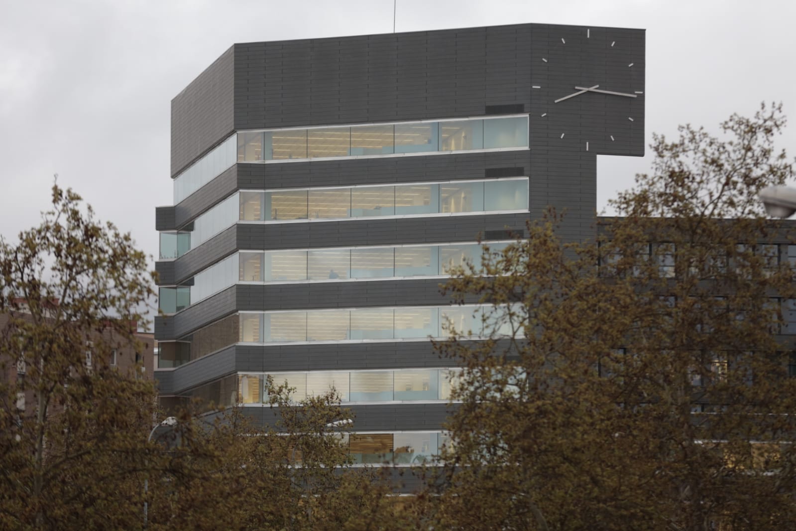 Calles vacías, vagones de metro sin apenas personas y autobuses con menos afluencia que nunca. Así está la ciudad de Granada tras el confinamiento declarado por el estado de alarma