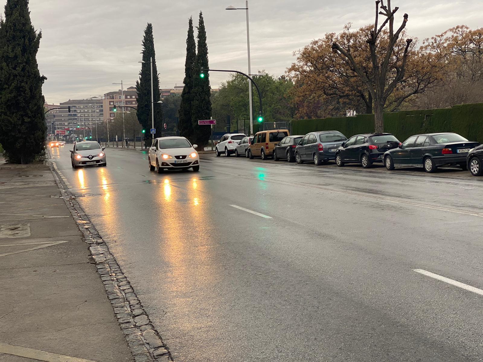 Calles vacías, vagones de metro sin apenas personas y autobuses con menos afluencia que nunca. Así está la ciudad de Granada tras el confinamiento declarado por el estado de alarma