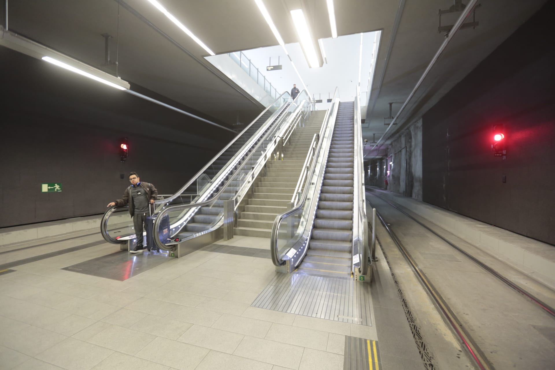 Calles vacías, vagones de metro sin apenas personas y autobuses con menos afluencia que nunca. Así está la ciudad de Granada tras el confinamiento declarado por el estado de alarma