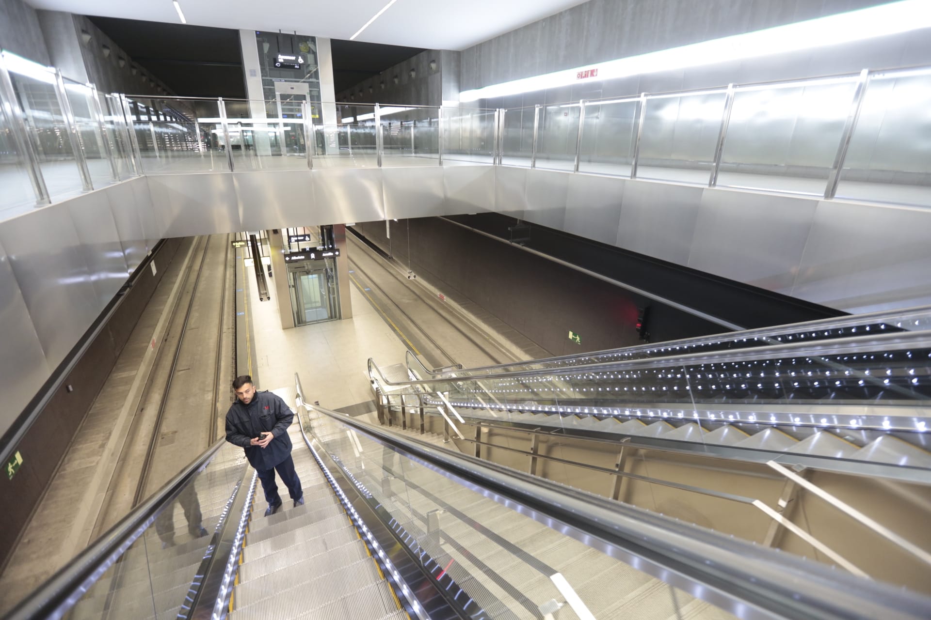Calles vacías, vagones de metro sin apenas personas y autobuses con menos afluencia que nunca. Así está la ciudad de Granada tras el confinamiento declarado por el estado de alarma