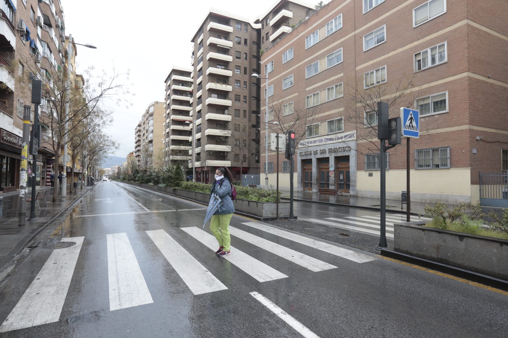 Calles vacías, vagones de metro sin apenas personas y autobuses con menos afluencia que nunca. Así está la ciudad de Granada tras el confinamiento declarado por el estado de alarma