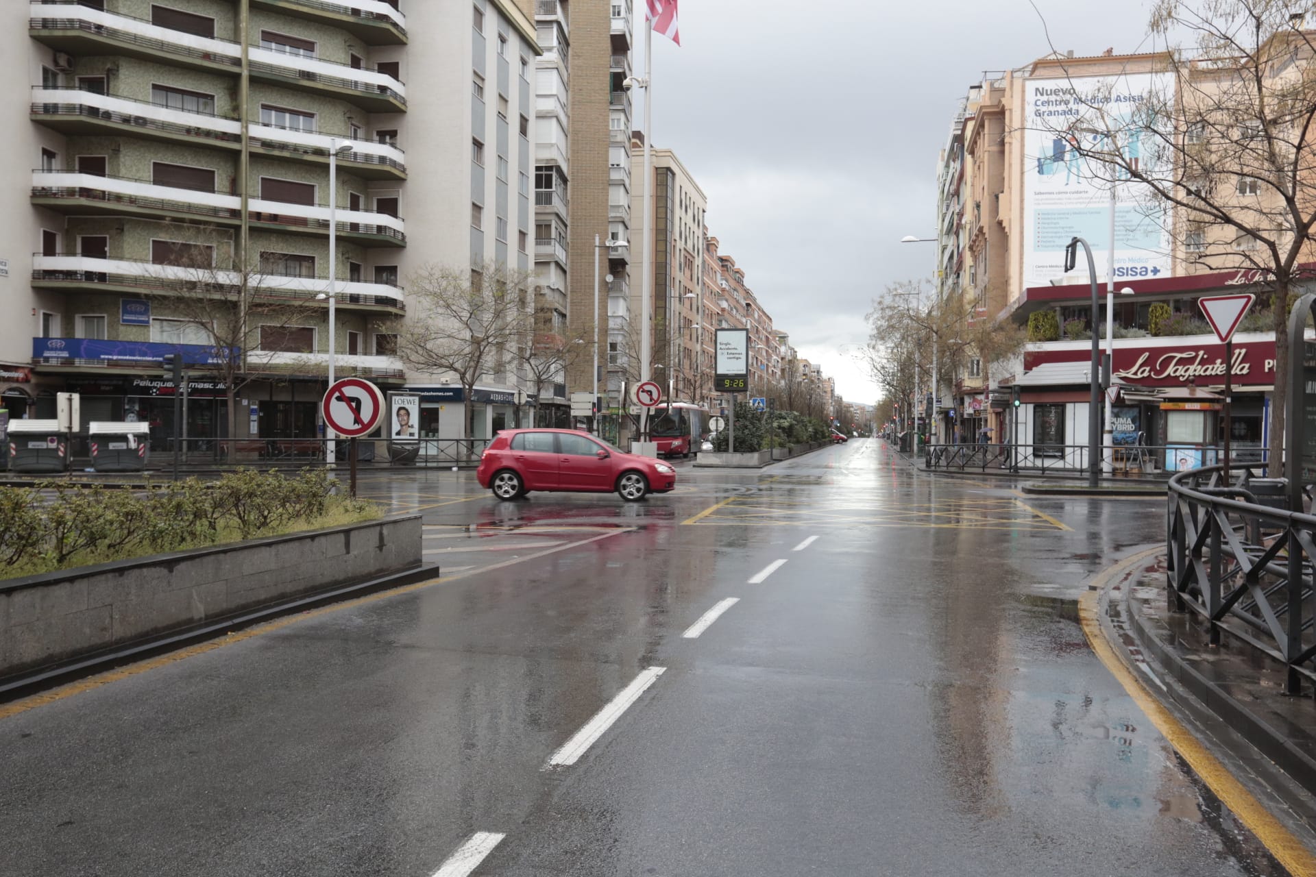 Calles vacías, vagones de metro sin apenas personas y autobuses con menos afluencia que nunca. Así está la ciudad de Granada tras el confinamiento declarado por el estado de alarma