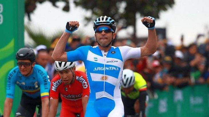 Maximiliano Richeze celebra una victoria con el maillot de su país.