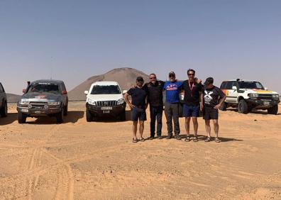 Imagen secundaria 1 - En las rutas que realizan por Mauritania entregan material escolar, medicamentos y productos de higiene.