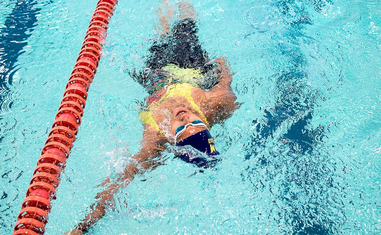 Una nadadora entrena en la piscina del CAR de Sierra Nevada en una imagen de archivo. 