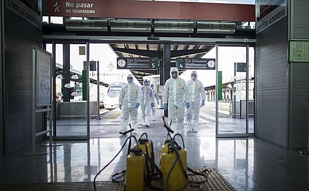 Imagen principal - Estado de alarma por el coronavirus en Granada | Tras las huellas de la pandemia: a un milímetro del coronavirus