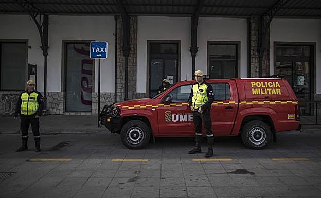 Imagen principal - Miembros de la UME, en las inmediaciones de la estación. En la tercera, el interior del león.