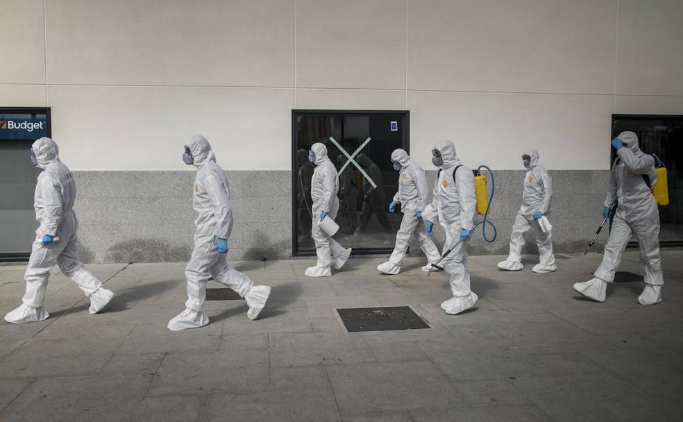 Miembros de la UME entran en la estación de trenes para desinfectar las zonas más contagiosas. 