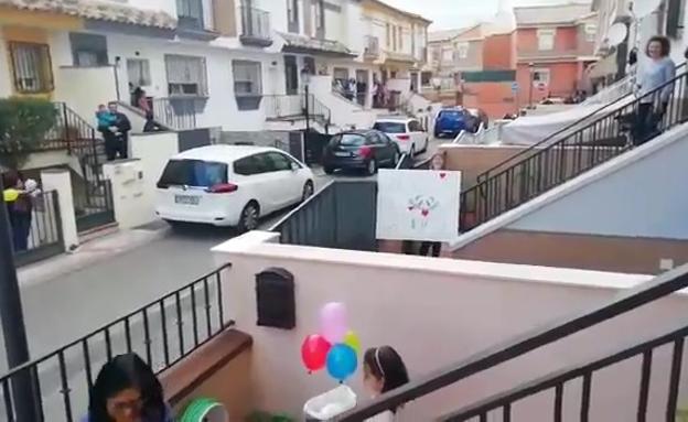 Unos vecinos de Granada felicitan el cumpleaños a una niña cantando desde sus casas