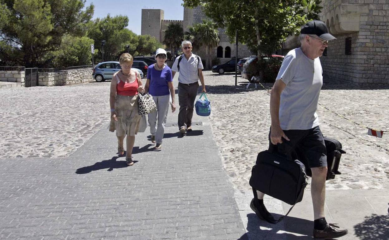 Turistas en el Parador de Santa Catalina de Jaén, uno de los cerrados, en una imagen de archivo. 