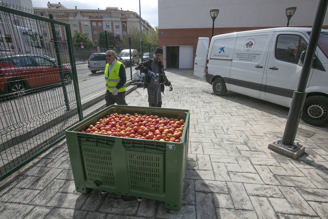 Las estrictas medidas de seguridad impuestas por el Gobierno para frenar el virus obligan a activar alternativas sociales 