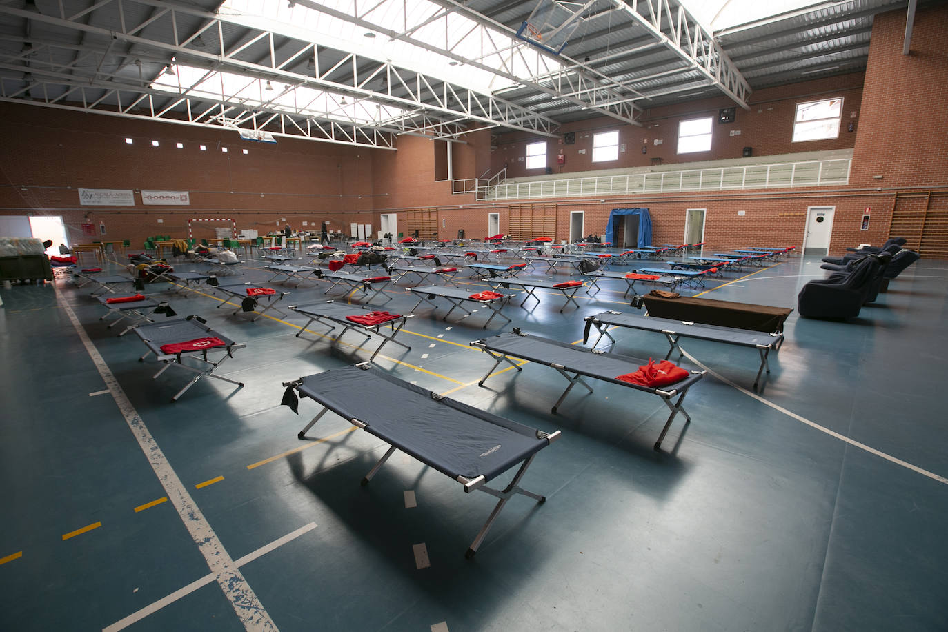 Las estrictas medidas de seguridad impuestas por el Gobierno para frenar el virus obligan a activar alternativas sociales 