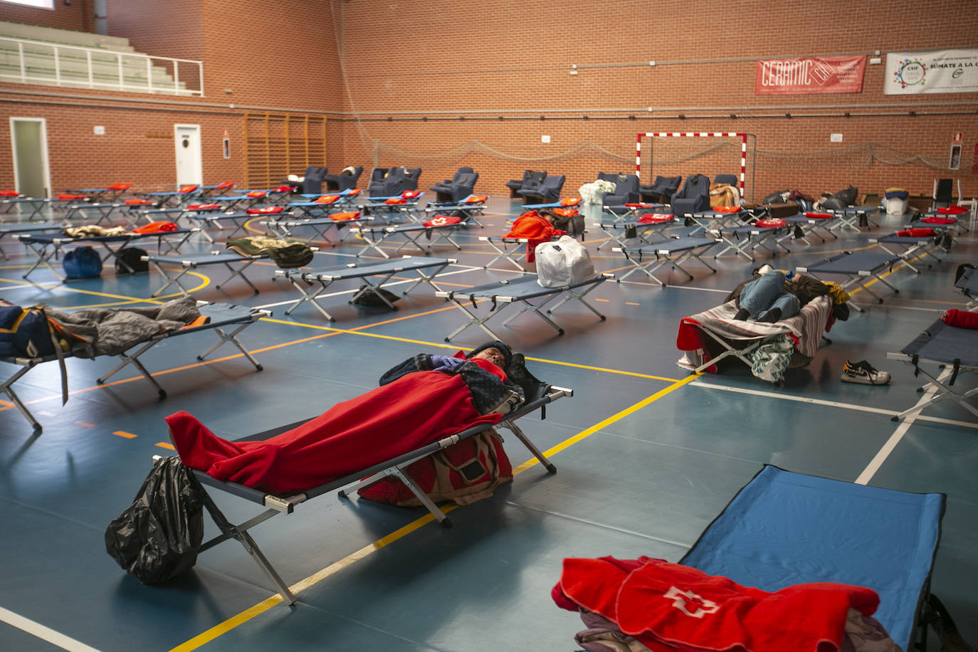 Las estrictas medidas de seguridad impuestas por el Gobierno para frenar el virus obligan a activar alternativas sociales 