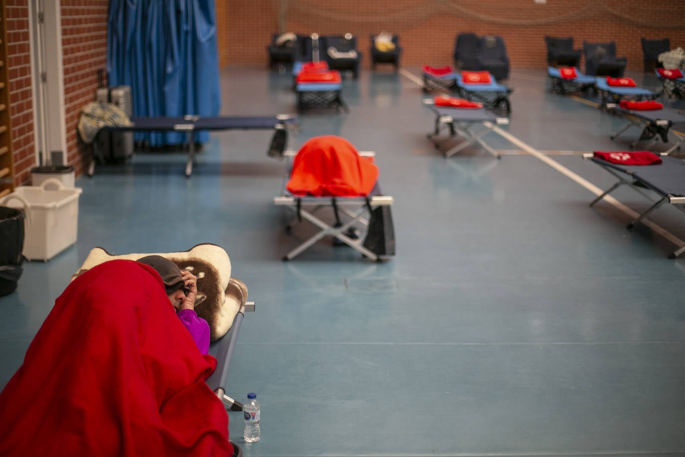 Las estrictas medidas de seguridad impuestas por el Gobierno para frenar el virus obligan a activar alternativas sociales 